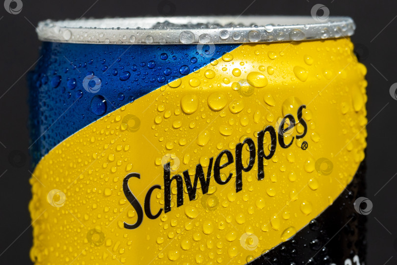 Скачать Тюмень, Россия - 25 мая 2021 года: Банка с логотипом Schweppes крупным планом. Капли воды. фотосток Ozero