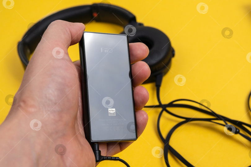 Скачать Тюмень, Россия - 21 июня 2021 года: Проигрыватель Fiio m3 pro для прослушивания музыки с высоким разрешением звука. Избирательный фокус фотосток Ozero