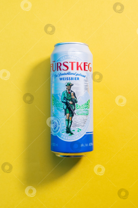 Скачать Тюмень, Россия - 25 мая 2021 года: пиво furstkeg Weissbier от пивоварни OeTTinger. логотип. Вертикальная фотография фотосток Ozero