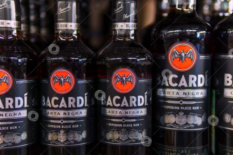 Скачать Тюмень, Россия - 21 апреля 2021 года: бутылки рома Bacardi Carta Negra. Компания Bacardi Limited продает более миллиона бутылок. фотосток Ozero