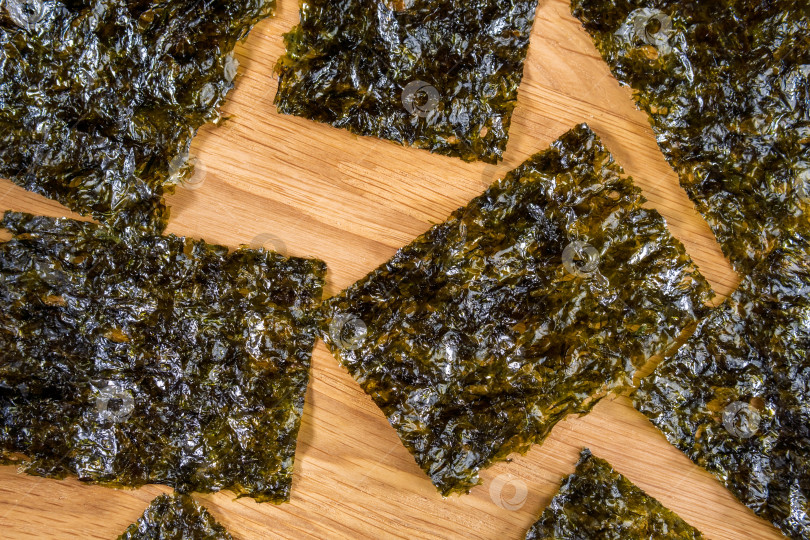 Скачать Хрустящие водоросли нори крупным планом. Японская кухня нори. Сухие листы из морских водорослей. фотосток Ozero