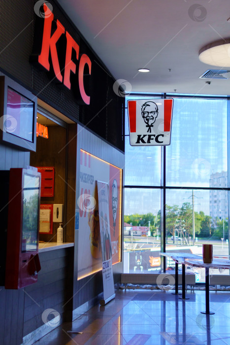 Скачать Тюмень, Россия - 12 августа 2021 года: KFC с логотипом крупным планом. Ресторан быстрого питания. Вертикальная фотография фотосток Ozero
