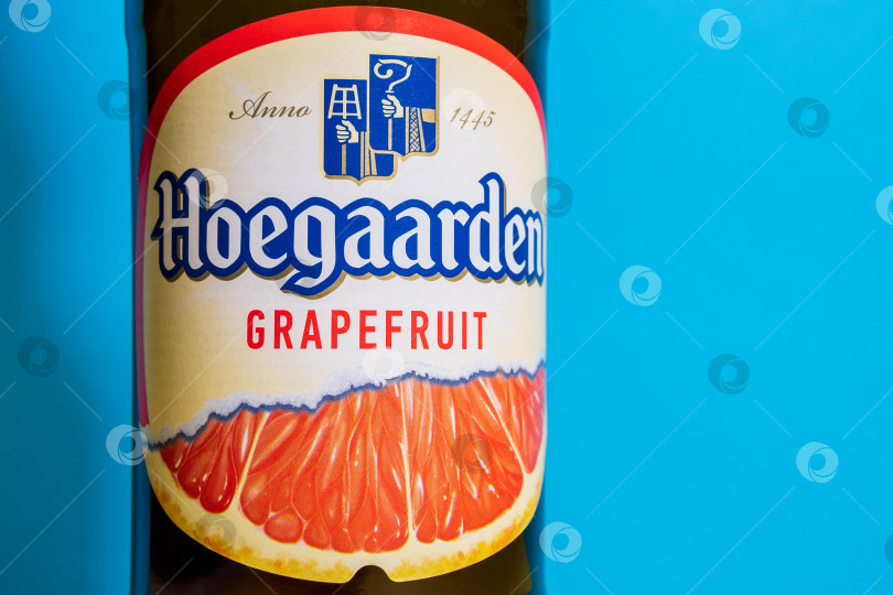 Скачать Тюмень, Россия - 25 мая 2021 года: Алюминиевая банка пива Hoegaarden. Со вкусом грейпфрута фотосток Ozero