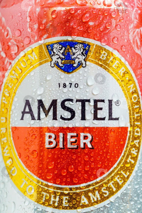Скачать Тюмень, Россия - 25 мая 2021 года: логотип Amstel на пивной банке крупным планом. Вертикальная фотография фотосток Ozero