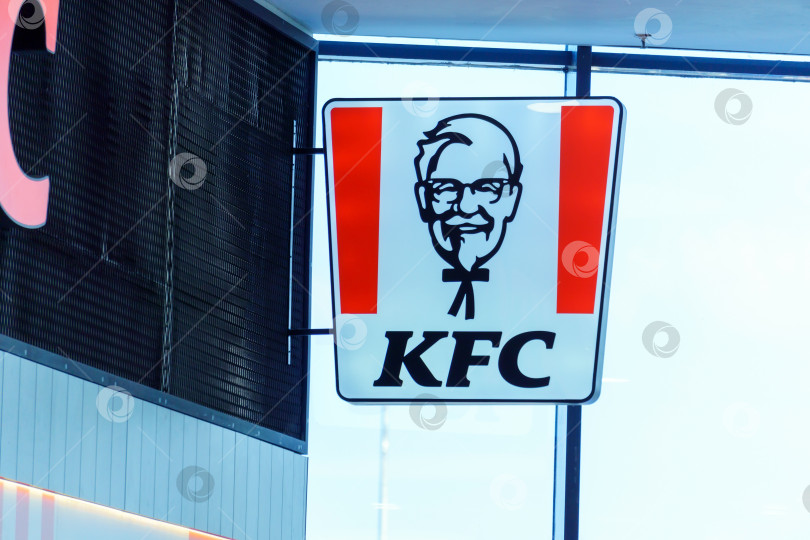 Скачать Тюмень, Россия - 01 августа 2021 года: KFC с логотипом крупным планом. избирательный фокус фотосток Ozero