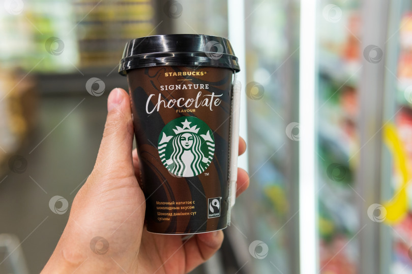 Скачать Тюмень, Россия - 08 июня 2021 года: молочный напиток марки Starbucks с шоколадным вкусом. Избирательный фокус фотосток Ozero