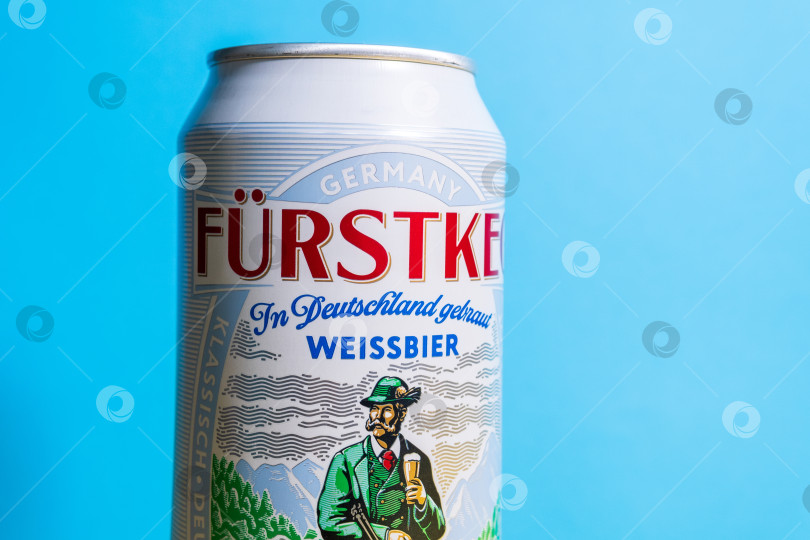 Скачать Тюмень, Россия - 25 мая 2021 года: пиво furstkeg Weissbier от пивоварни OeTTinger. логотип фотосток Ozero