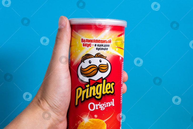 Скачать Тюмень, Россия - 21 июня 2021 года: Чипсы Pringles являются оригинальными. Принадлежащий компании Kellogg, Pringles - это бренд картофельных чипсов в пакетиках фотосток Ozero