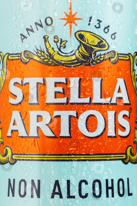Скачать Тюмень, Россия - 17 апреля 2021 года: Безалкогольная банка пива Stella Artois. отличное бельгийское пиво. Вертикальная фотография фотосток Ozero
