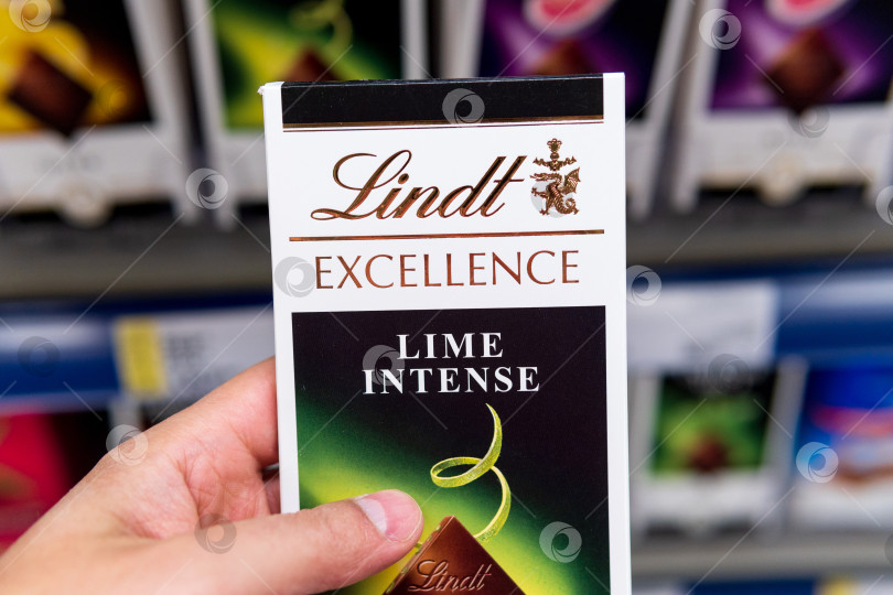 Скачать Тюмень, Россия - 08 июня 2021 года: Шоколадная плитка Lindt Excellence lime exellence. избирательный фокус фотосток Ozero