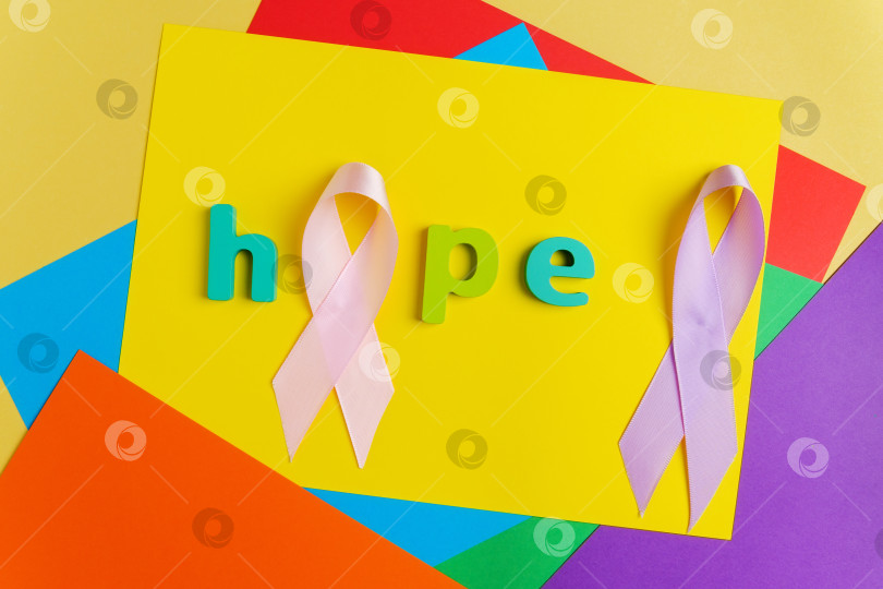 Скачать Отправьте сообщение Надежде на розовую ленту для информирования о раке. День борьбы с детским раком, 15 февраля. Пространство для копирования разноцветного фона фотосток Ozero