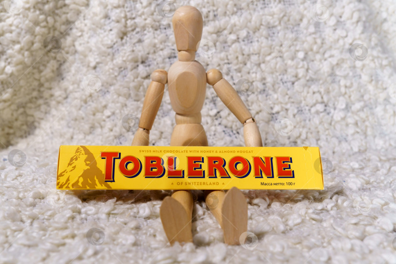 Скачать Тюмень, Россия - 27 ноября 2021 года: логотип Toblerone крупным планом. Швейцарский молочный шоколад. Изготовлено компанией Kraft Foods. фотосток Ozero