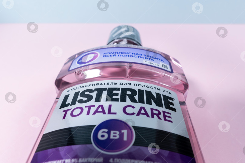 Скачать Тюмень, Россия - 15 октября 2021 года: Listerine total care 6 в 1. Бренд Listerine является производителем средств для полоскания рта. Пространство для копирования фотосток Ozero