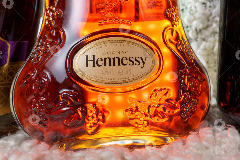 Скачать Тюмень, Россия - 27 ноября 2021 года: логотип Hennessy, марки знаменитого коньяка из Франции. Избирательный фокус фотосток Ozero