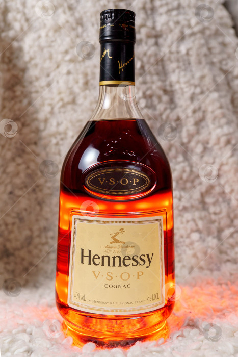 Скачать Тюмень, Россия - 27 ноября 2021 года: логотип бренда Hennessy, известного французского коньяка. Вертикальная фотография фотосток Ozero