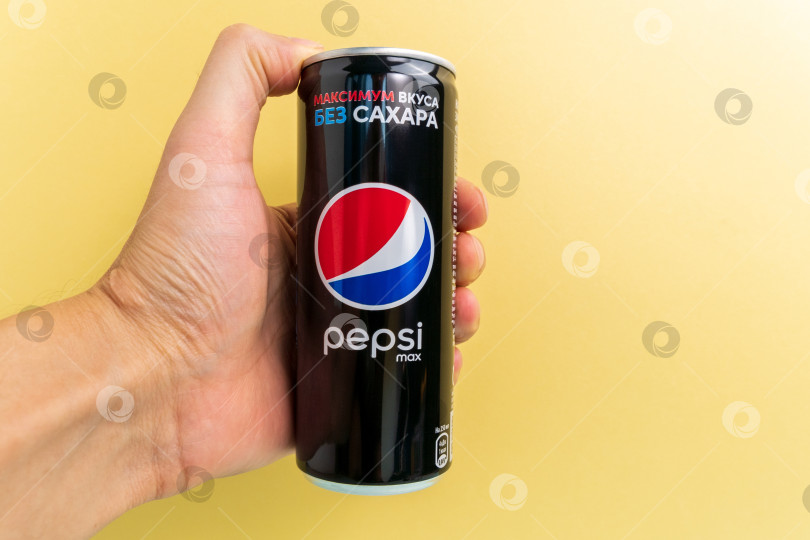 Скачать Тюмень, Россия - 15 октября 2021 года: логотип Pepsi без сахара на банке. фотосток Ozero