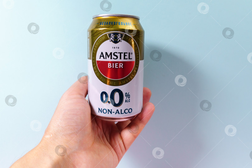 Скачать Тюмень, Россия - 15 октября 2021 года: логотип Amstel на безалкогольной банке пива. Пространство для копирования фотосток Ozero