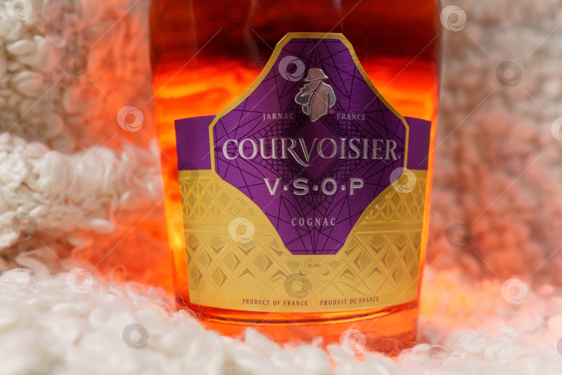 Скачать Тюмень, Россия - 27 ноября 2021 года: Бутылка коньяка Courvoisier very special. Логотип фотосток Ozero