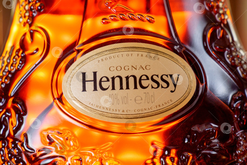 Скачать Тюмень, Россия- 27 ноября 2021 года: Логотип на бутылке коньяка Hennessy X.O. Selective focus фотосток Ozero