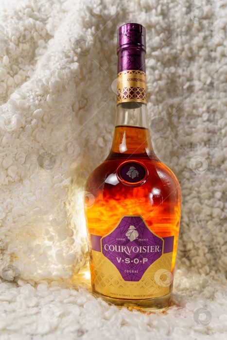 Скачать Тюмень, Россия - 27 ноября 2021 года: Коньяк Courvoisier VSOP. Курвуазье - это бренд. Производство базируется в городе Жарнак, Франция. фотосток Ozero