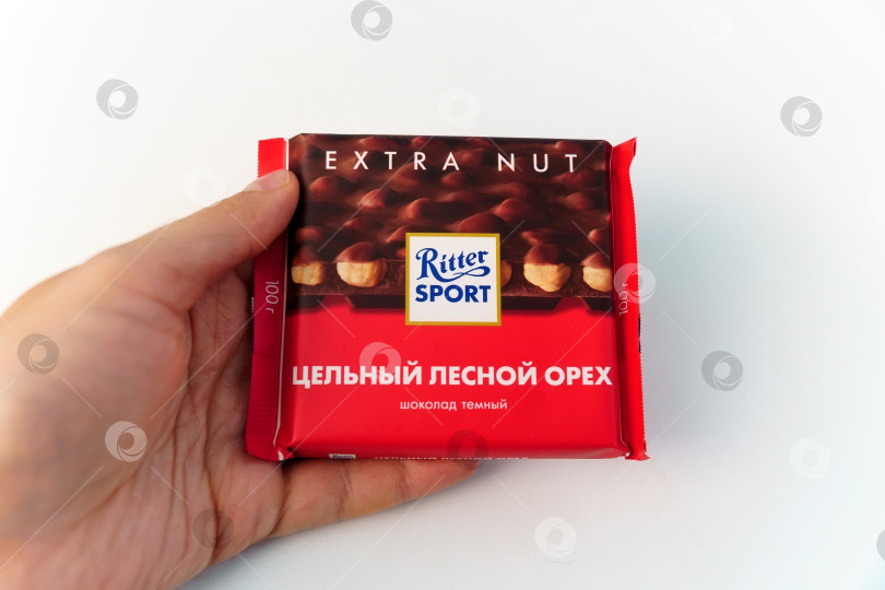 Скачать Тюмень, Россия - 13 ноября 2021 года: Темный шоколад Ritter Sport с лесными орехами. Ritter Sport - это марка шоколада для Альфреда Риттера. фотосток Ozero