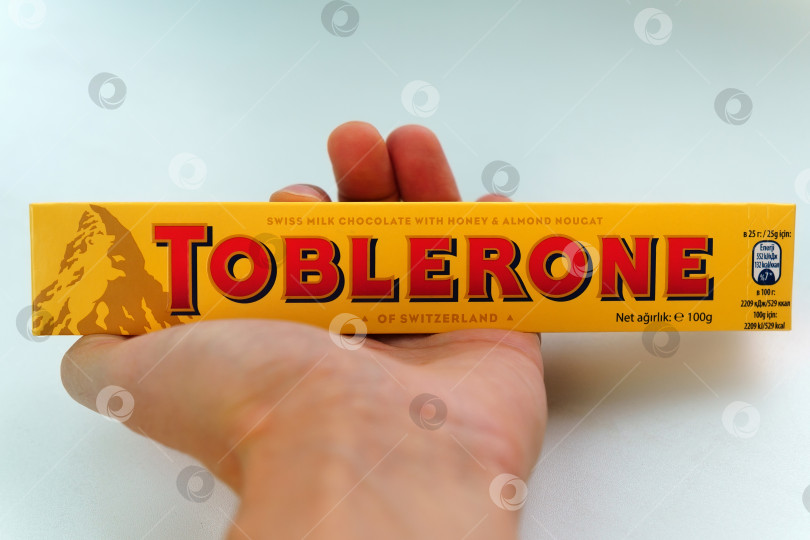 Скачать Тюмень, Россия - 13 ноября 2021 года: Логотип Toblerone - это швейцарская шоколадная плитка от Mondelez International фотосток Ozero