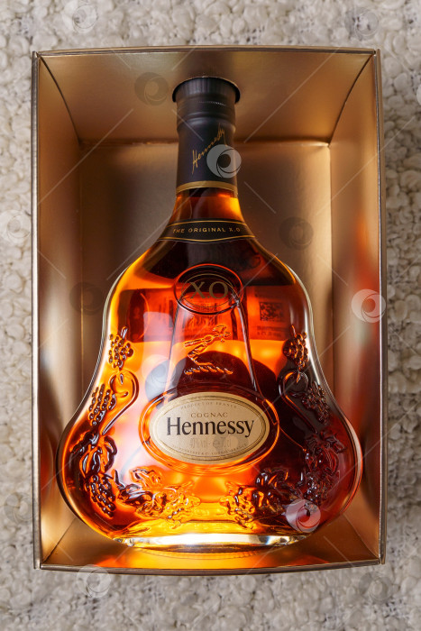 Скачать Тюмень, Россия - 27 ноября 2021 года: Логотип на бутылке коньяка Hennessy X.O. Вертикальная фотография фотосток Ozero