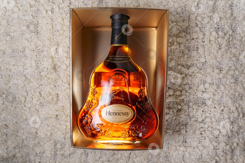 Скачать Тюмень, Россия - 27 ноября 2021 года: Логотип на бутылке коньяка Hennessy X.O. Избирательный фокус фотосток Ozero