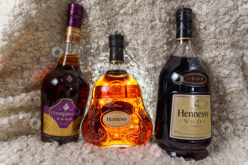 Скачать Тюмень, Россия - 27 ноября 2021 года: На разных бутылках логотип Hennessy, известной марки коньяка из Франции. фотосток Ozero