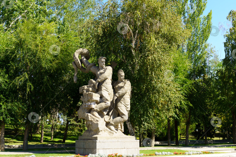 Скачать Волгоград, Россия - 16 сентября 2021 года: Скульптурно-монументальная композиция на Мамаевом кургане. Летний день фотосток Ozero
