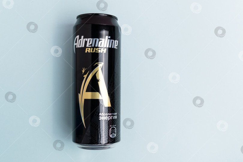 Скачать Тюмень, Россия - 15 октября 2021 года: Энергетический напиток Adrenaline Rush от Pepsi Co. Пространство для копирования фотосток Ozero