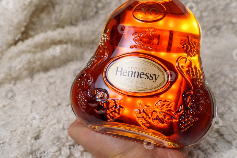 Скачать Тюмень, Россия - 27 ноября 2021 года: логотип Hennessy, марки знаменитого коньяка из Франции. фотосток Ozero