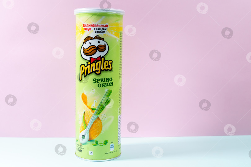 Скачать Тюмень, Россия - 15 октября 2021 года: Pringles - бренд картофельных чипсов, принадлежащий компании Kellogg. фотосток Ozero