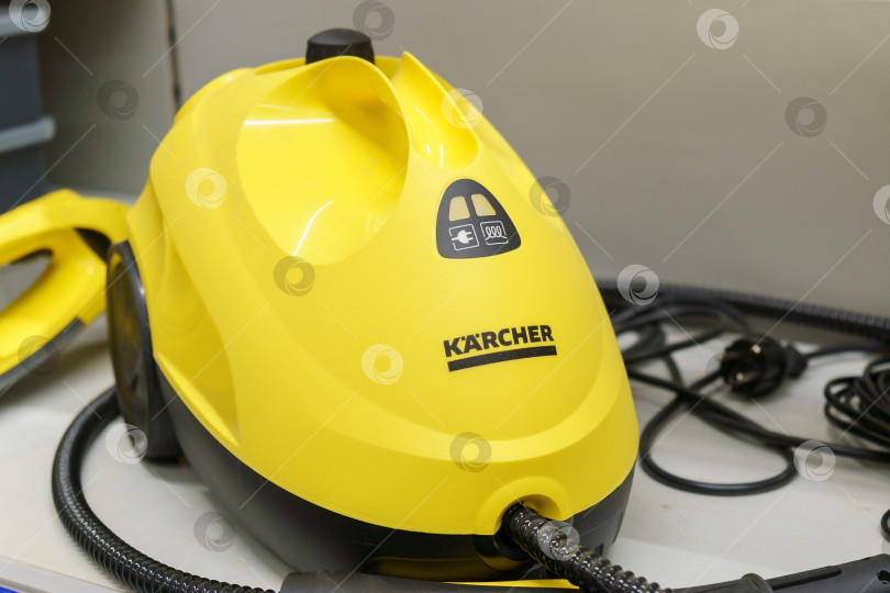 Скачать Тюмень, Россия- 02 декабря 2021 г.: Логотип Karcher - немецкой компании, которая работает по всему миру и известна своими очистителями высокого давления фотосток Ozero