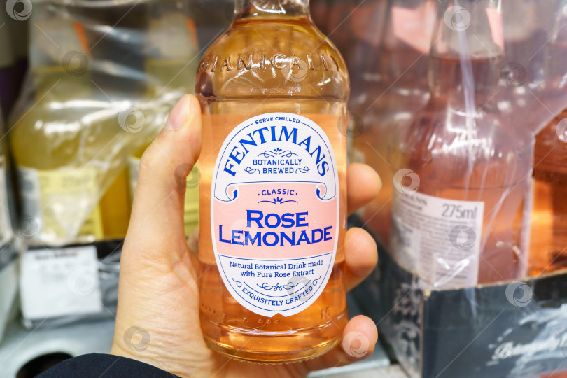 Скачать Тюмень, Россия - 02 декабря 2021 года: логотип Fentimans rose limonade Cola. Избирательный фокус. фотосток Ozero