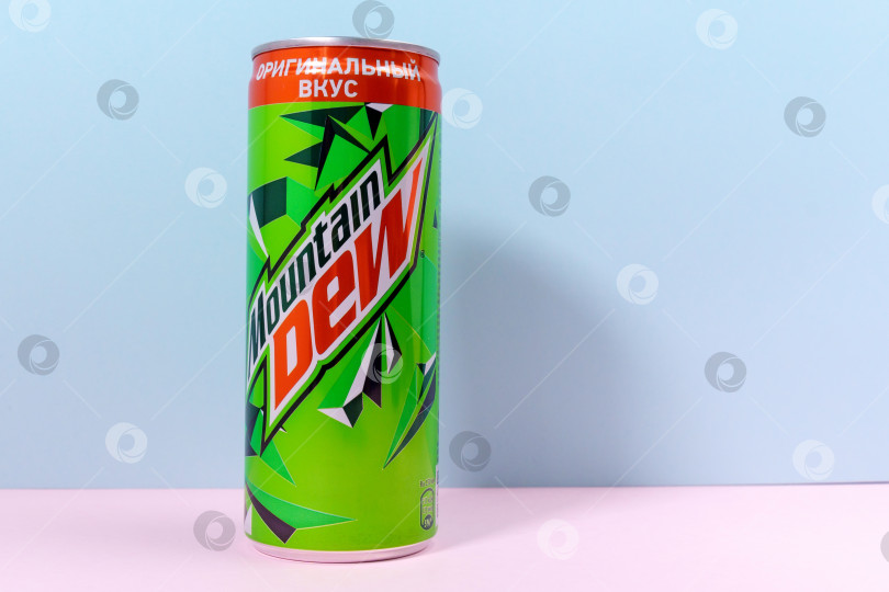 Скачать Тюмень, Россия - 15 октября 2021 года: Mountain Dew - безалкогольный, сильно газированный безалкогольный напиток, торговая марка американской компании PepsiCo. фотосток Ozero