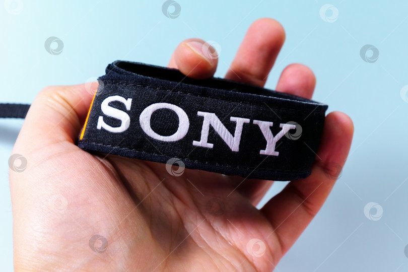 Скачать Тюмень, Россия - 15 октября 2021 года: логотип компании Sony на ремне беззеркальной камеры. фотосток Ozero