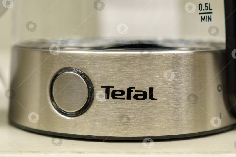 Скачать Тюмень, Россия- 02 декабря 2021 г.: Логотип Tefal electric на бытовой технике, чайнике фотосток Ozero