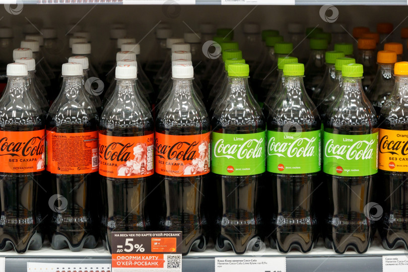 Скачать Тюмень, Россия - 02 декабря 2021 года: Coca-Cola представлена на выставке Coca-Cola без сахара, ванили, лайма, апельсина. Компания Coca-Cola является ведущим производителем газированных напитков в мире. фотосток Ozero