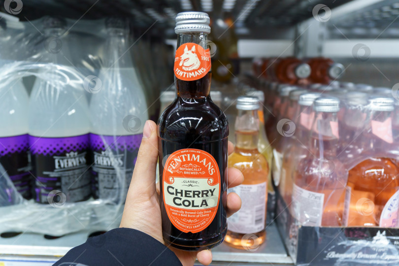 Скачать Тюмень, Россия - 02 декабря 2021 года: логотип Fentimans Cherry Cola. Избирательный фокус. фотосток Ozero