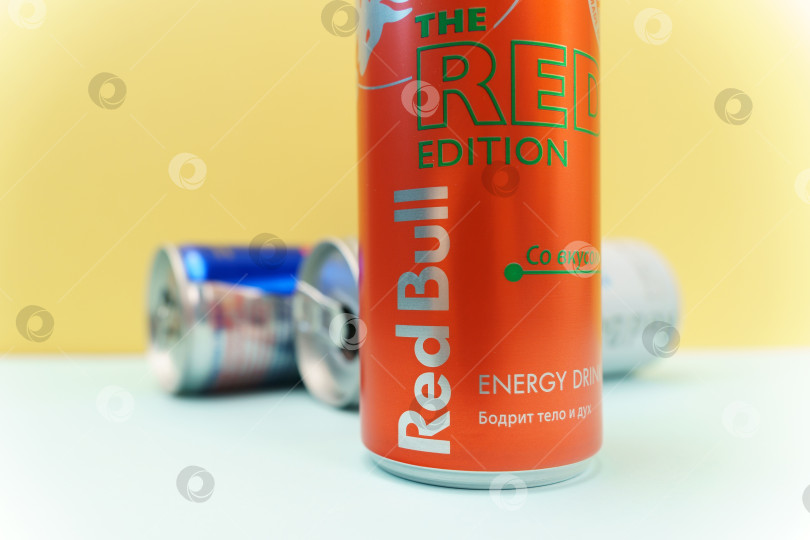 Скачать Тюмень, Россия - 08 декабря 2021 года: Алюминиевая банка энергетического напитка Red Bull the red Edition с ягодным вкусом. фотосток Ozero