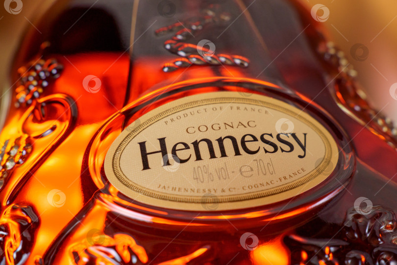 Скачать Тюмень, Россия - 27 ноября 2021 года: логотип Hennessy, марки знаменитого коньяка из Франции. фотосток Ozero