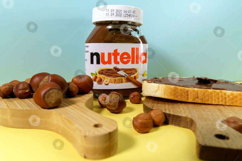 Скачать Тюмень, Россия - 15 октября 2021 года: Nutella close up - это фирменное наименование шоколадного фундука. Итальянская компания Ferrero фотосток Ozero