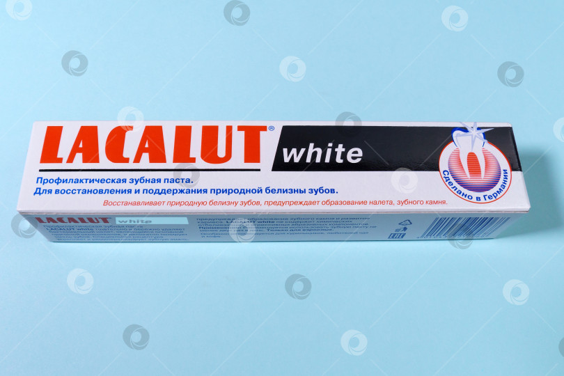 Скачать Тюмень, Россия - 15 октября 2021 года: Лакалют уайт - продукт концерна Dr. Theiss Naturwaren. Избирательный фокус. Пространство для копирования фотосток Ozero