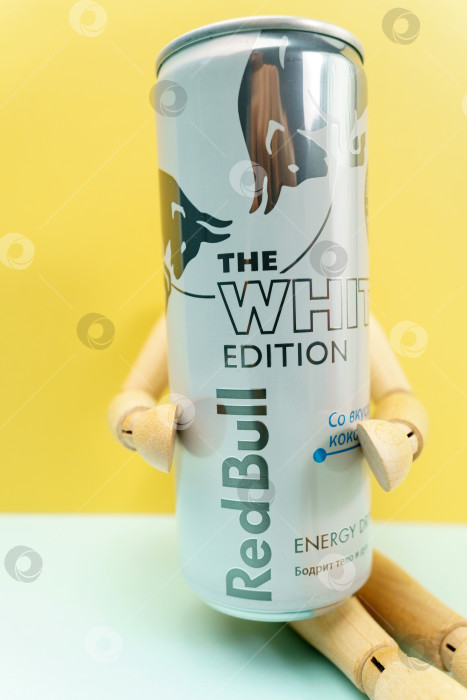Скачать Тюмень, Россия - 08 декабря 2021 года: Банка энергетического напитка Red Bull white edition. Кокосовый аромат, избирательная направленность фотосток Ozero