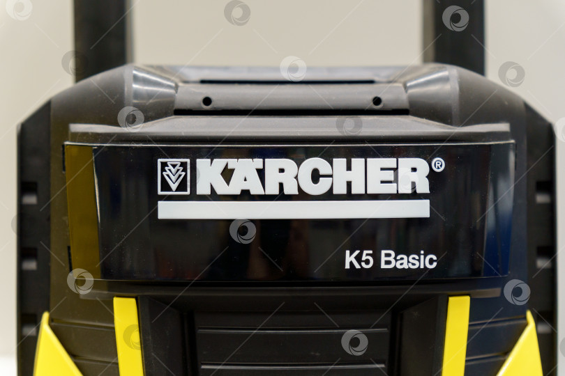 Скачать Тюмень, Россия- 02 декабря 2021 г.: Логотип Karcher - немецкой компании, которая работает по всему миру и известна своими очистителями высокого давления фотосток Ozero