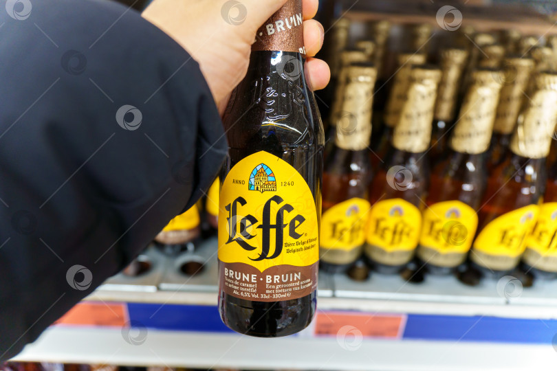 Скачать Тюмень, Россия - 02 декабря 2021 года: пиво Leffe. Leffe производится компанией Abbaye de Leffe в Бельгии. Покупка в гипермаркете фотосток Ozero