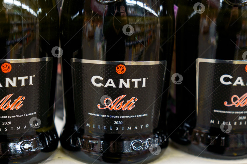 Скачать Тюмень, Россия - 02 декабря 2021 года: Шампанское с логотипом компании Canti, алкоголь селективной направленности. Продажа алкогольных напитков фотосток Ozero