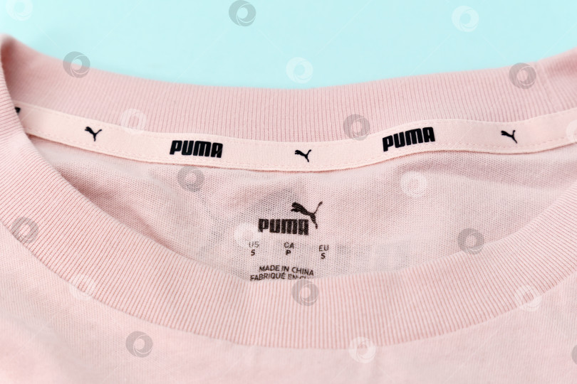 Скачать Тюмень, Россия - 08 декабря 2021 года: логотип Puma крупным планом на футболке. фотосток Ozero