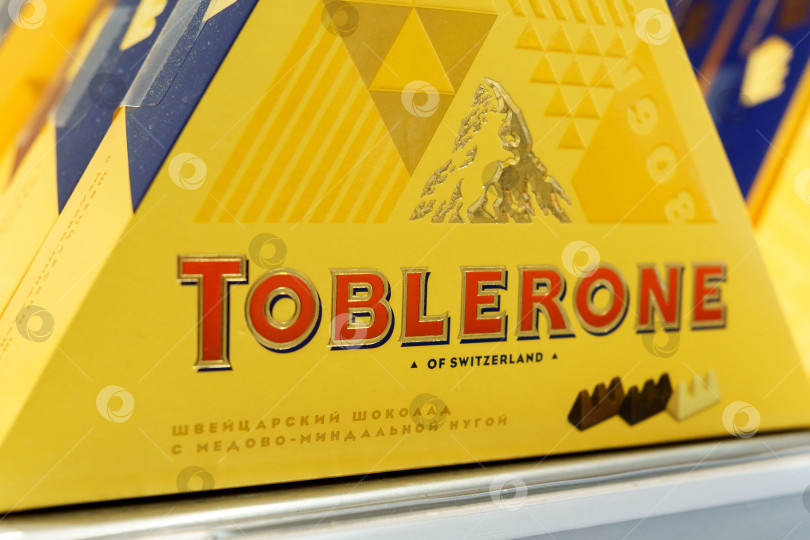 Скачать Тюмень, Россия - 02 декабря 2021 года: логотип Toblerone крупным планом. Toblerone - швейцарский бренд шоколадных батончиков фотосток Ozero